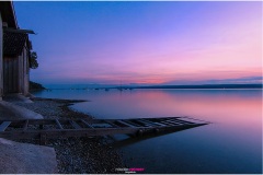 Bootshäuser im Licht der untergehenden Sonne am Ammersee, Boothäuser in der Dämmerung,