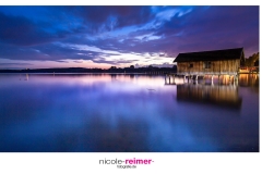 Bootshaus in Stegen am Ammersee während der Blauen Stunde