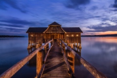 Bootshaus in Stegen am Ammersee während der blauen Stunde - Nicole Reimer Fotografie