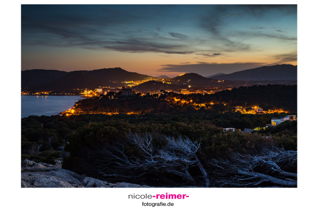 Blick auf Cala Ratjada bei Nacht - Nicole Reimer Fotografie