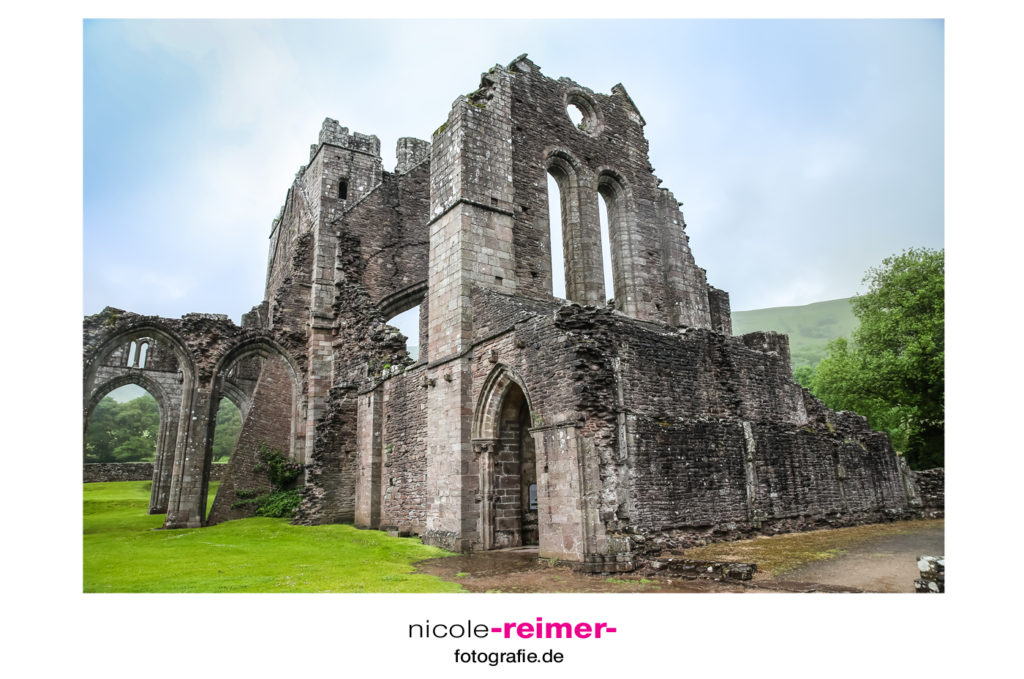 Brecon Beacons, Llanthony Abbey